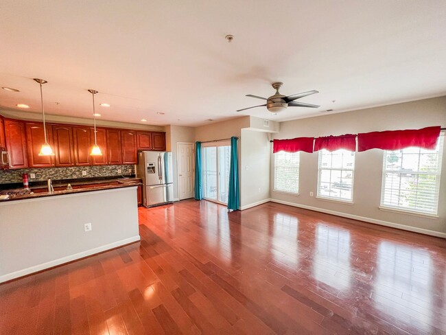 Building Photo - Lavish 3 Bed 2.5 Bath Brick Townhome In Ce...