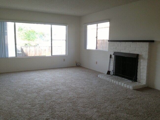 Building Photo - Del Mar Heights Home West of 5