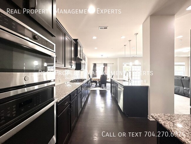 Foto del edificio - **MOVE IN SPECIAL!**Spacious 5BR/3.5BA Fur...