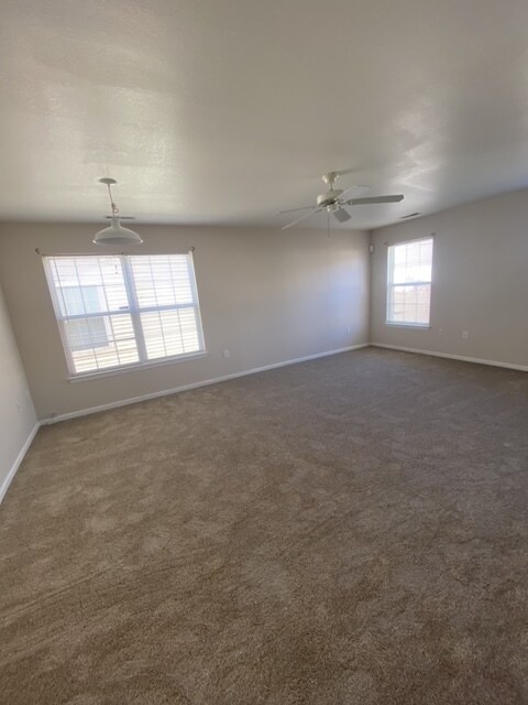 Foto del edificio - 608 Bardeen Ln