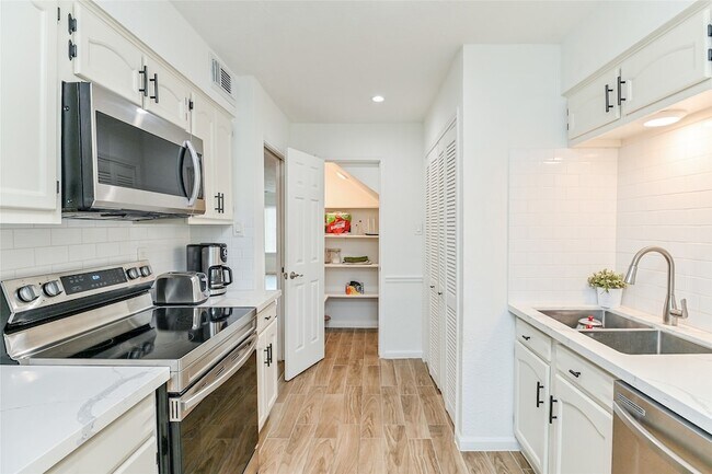 Foto del edificio - 5791 Maple Hill Dr