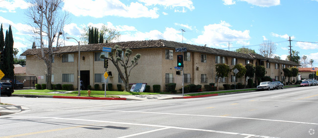 Vanowen Plaza Apartments photo'