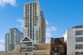 Building Photo - 1212 N La Salle Dr