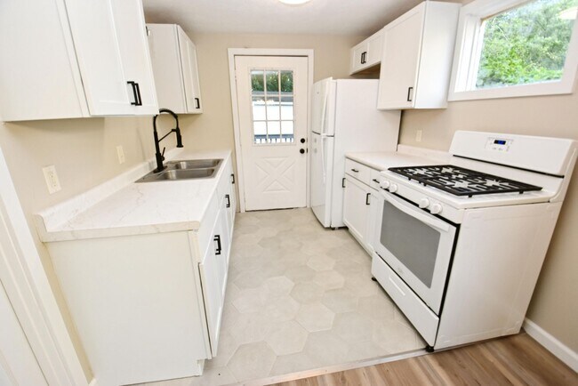 Building Photo - Remodeled 3 bedroom 1 bath home in South Bend IN