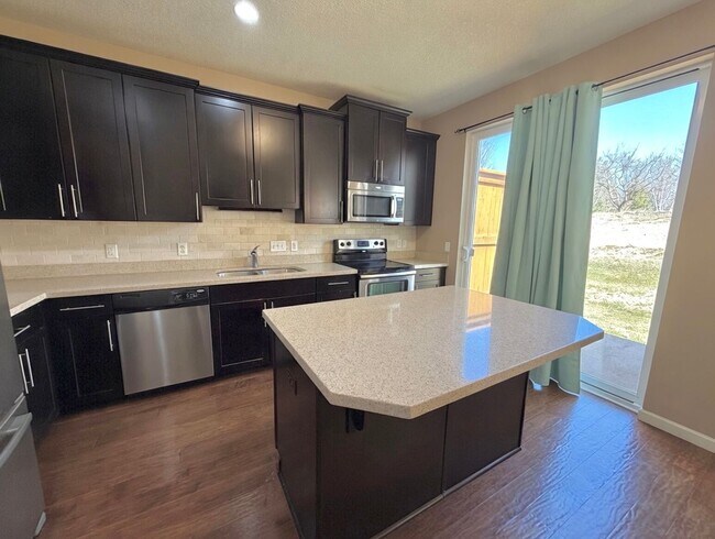 Foto del edificio - Rare 4 Bedroom End Unit Townhome in The Beautiful Stonemill Farms of Woodbury