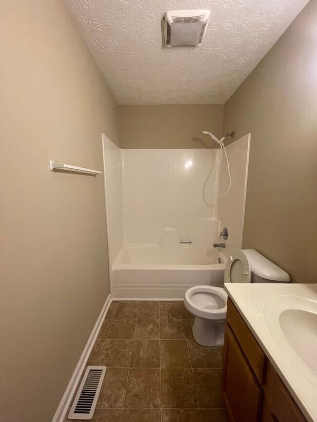 Foto del edificio - 3 bed, 2.5 bath, 2 car garage split foyer home in West Knoxville