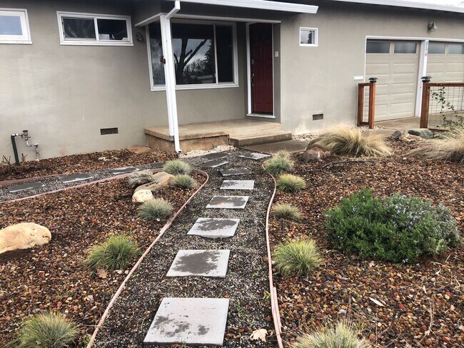 Building Photo - Charming Home w/ Large Yard - Available SOON