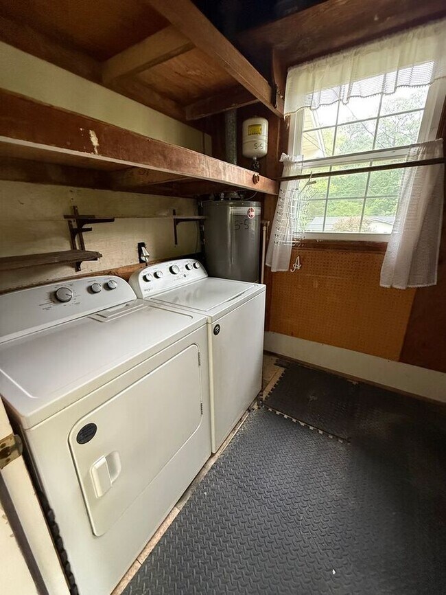 Foto del edificio - Spacious Ranch Home on Large Corner Lot Near North Hills