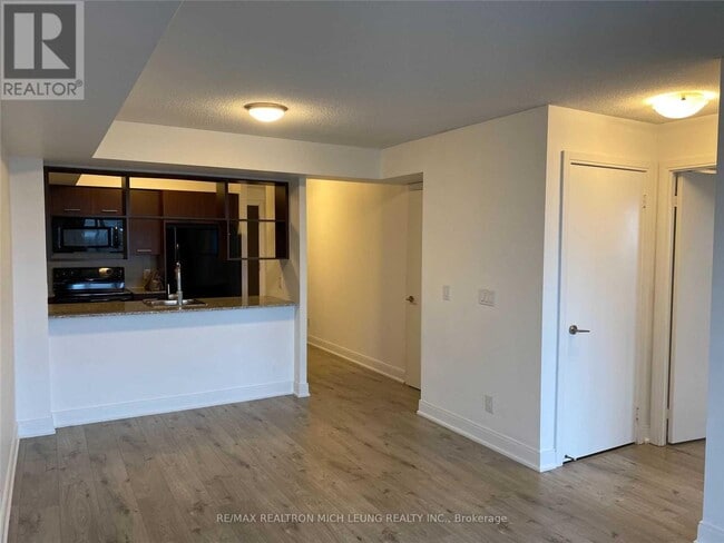 Photo du bâtiment - 135 Village Green Square