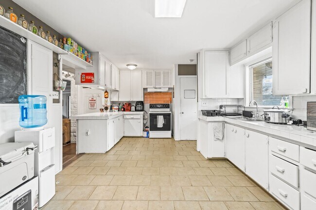 Foto del edificio - Four Bedroom Home in Tech Terrace, Pre-Lea...