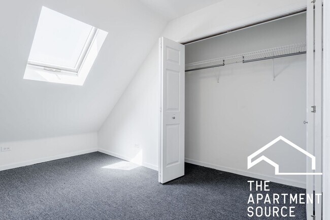 Foto del edificio - HUGE 4BR Duplex Close to Blue Line