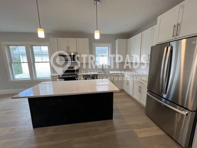 Building Photo - 3 bedroom in Boston MA 02135