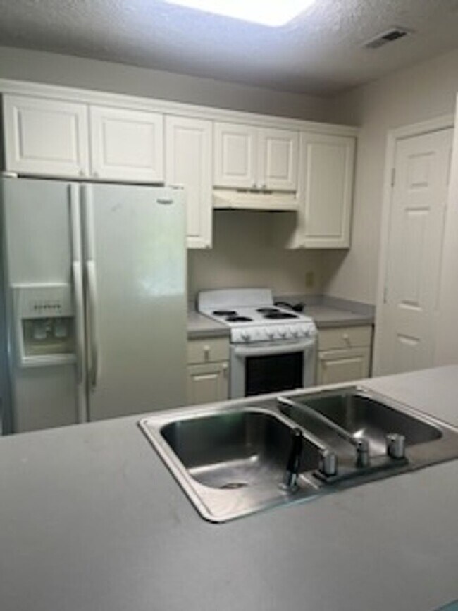 Building Photo - Charming One bedroom apartment