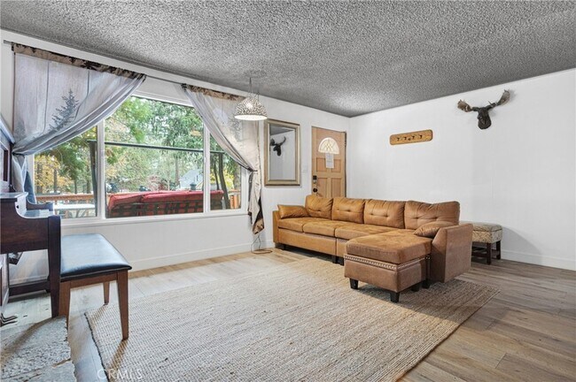 Foto del edificio - 360 Maple Ln