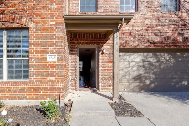 Foto del edificio - 5828 Pebble Ridge Dr