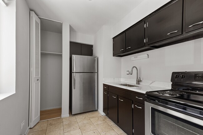 Foto del edificio - 6029 N Winthrop Ave