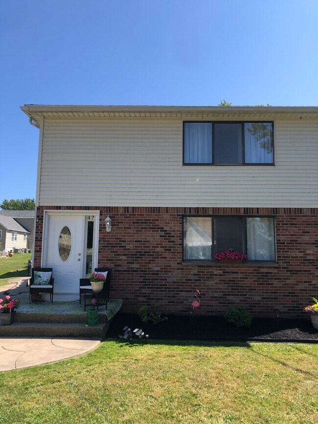 Building Photo - 47 Cloverleaf Ave