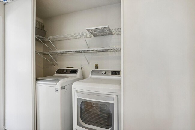 Building Photo - 39152 Guardino Dr