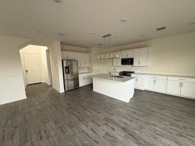 Foto del edificio - Modern 3-Bedroom + Loft + Den in Gated Pho...