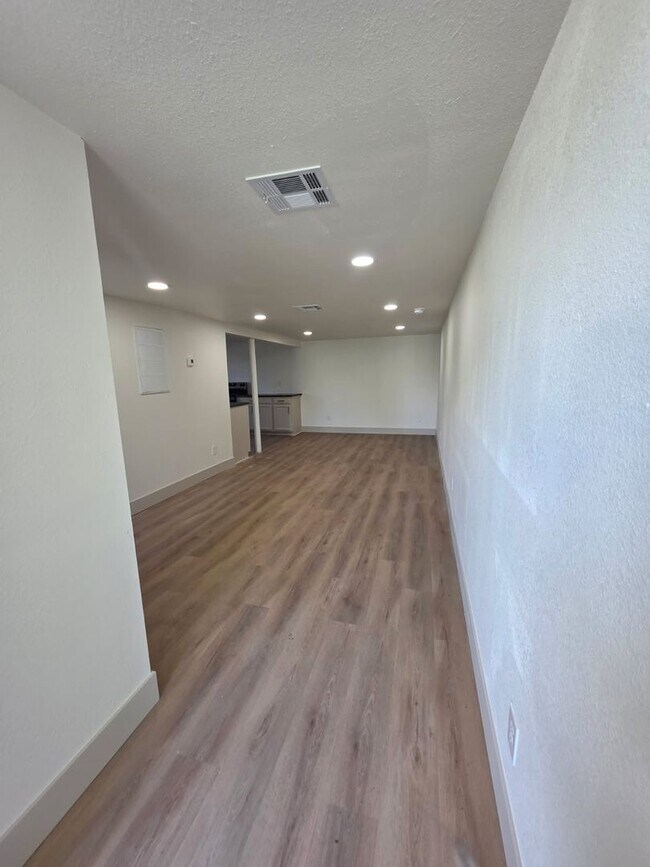 Foto del edificio - Studio Apartment with bathroom, kitchen & utility area on the lower level of property.