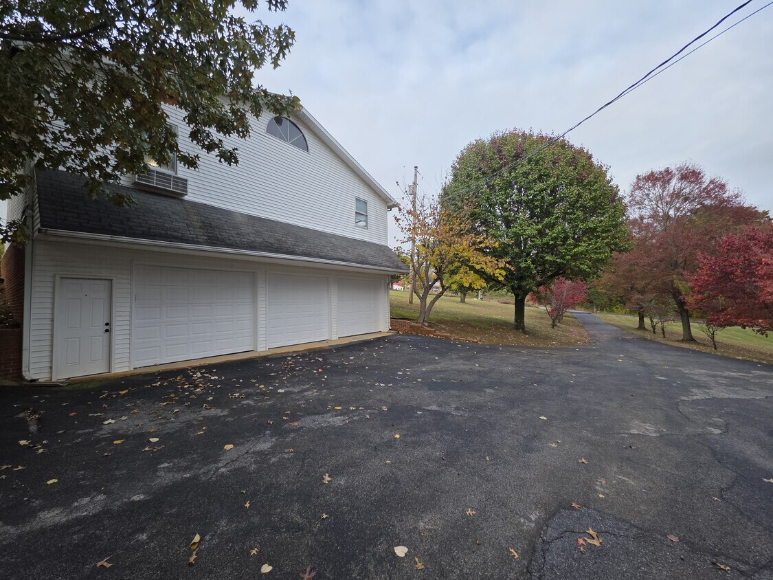 Primary Photo - 105 Becky Dr