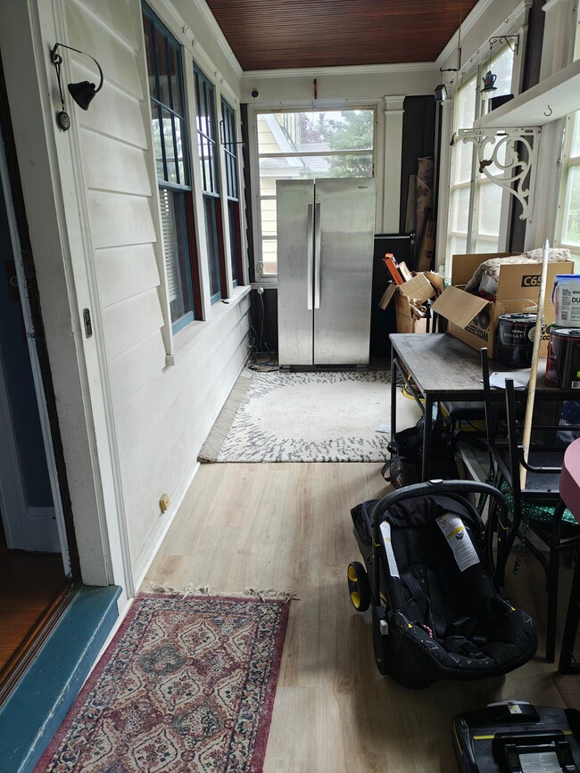 Building Photo - 29 Roslyn Ave