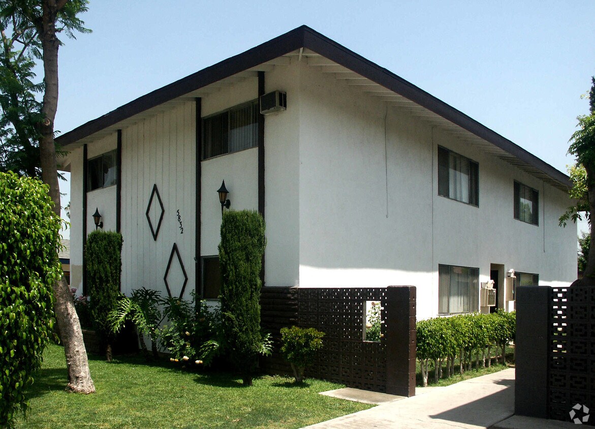 Foto del edificio - 5832-5842 Rostrata Ave