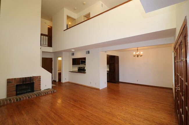 Foto del edificio - Studio City, 1Bed and 1.5 Bath Condo!