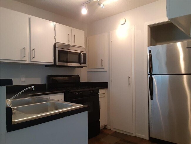 Foto del edificio - 1746 1/2-1742 Banks St