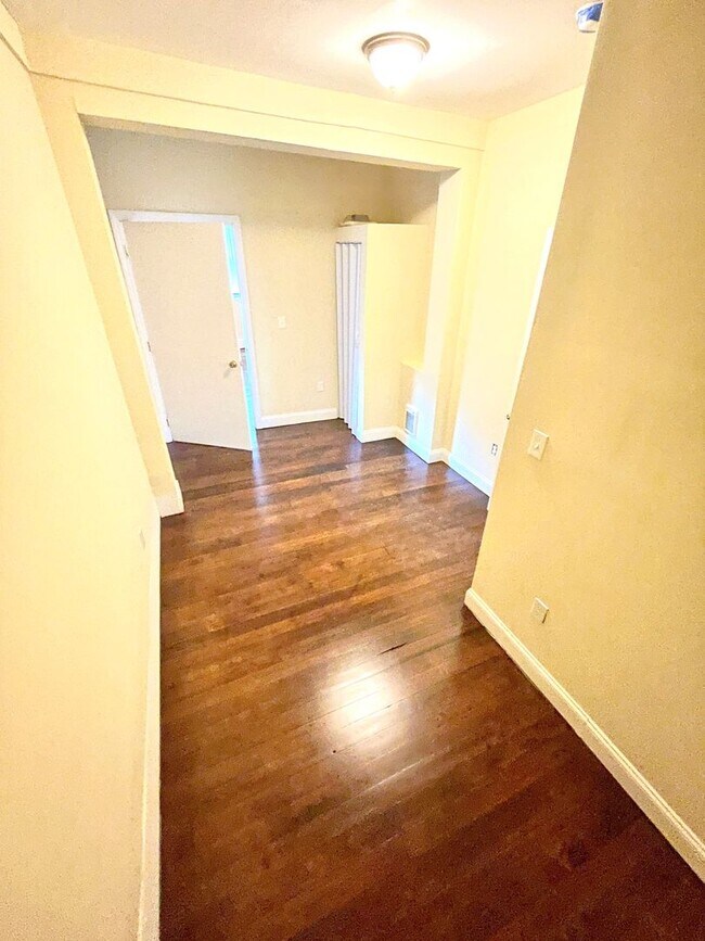 Foto del edificio - 1015 W Main St