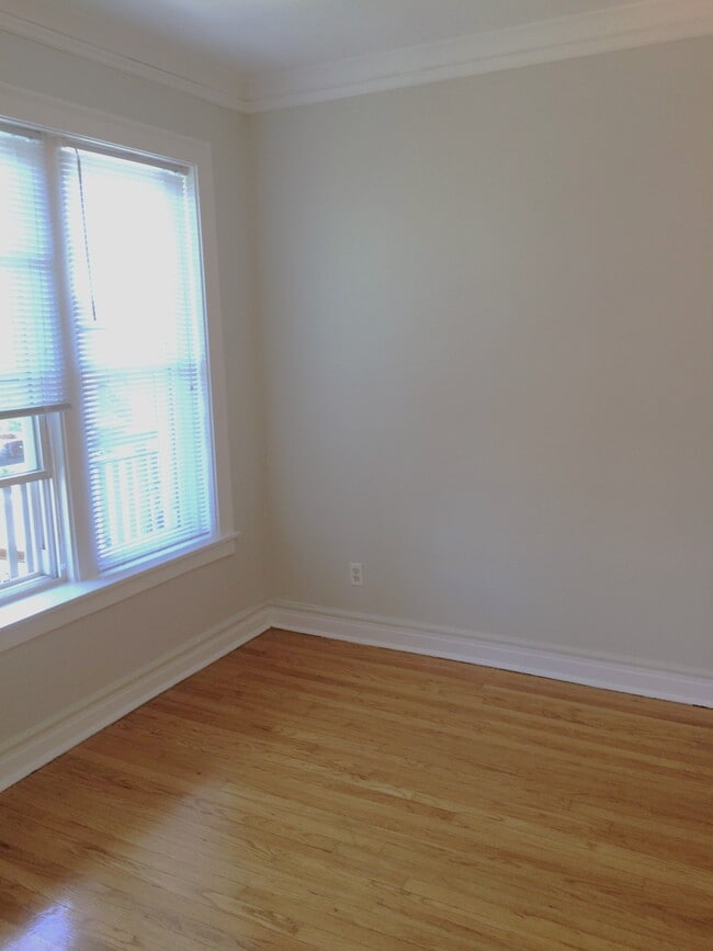 DR / Office - 1911 W Winnemac Ave