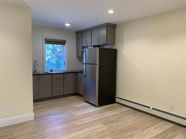 Foto del edificio - 328 Glen Cove Rd