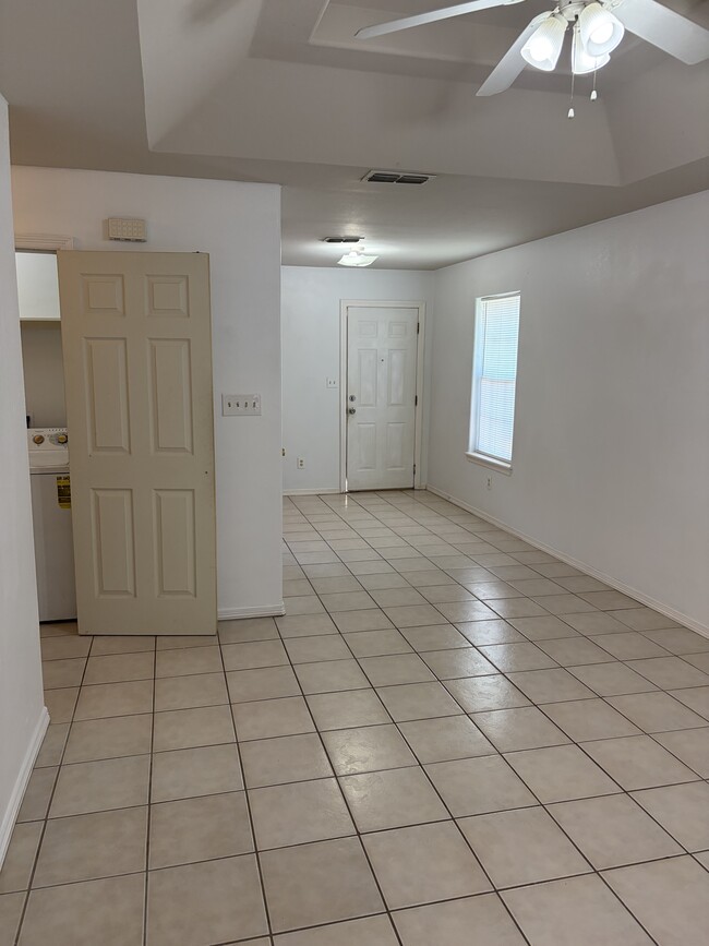 Building Photo - 2104 Paradise Dr