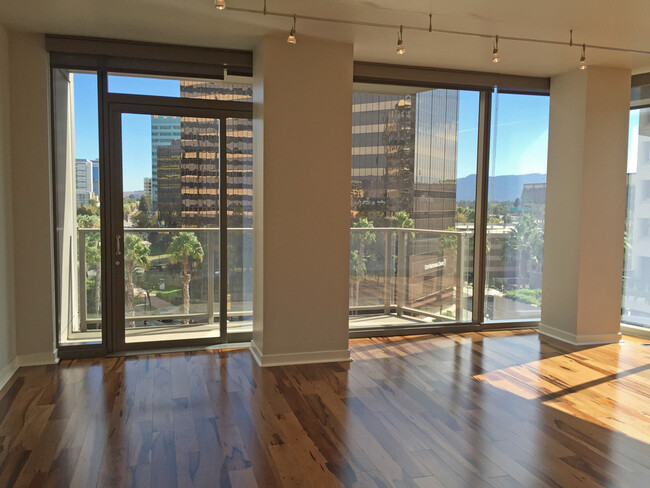 Building Photo - Gorgeous 2 Bedroom Condo with Fantastic Vi...