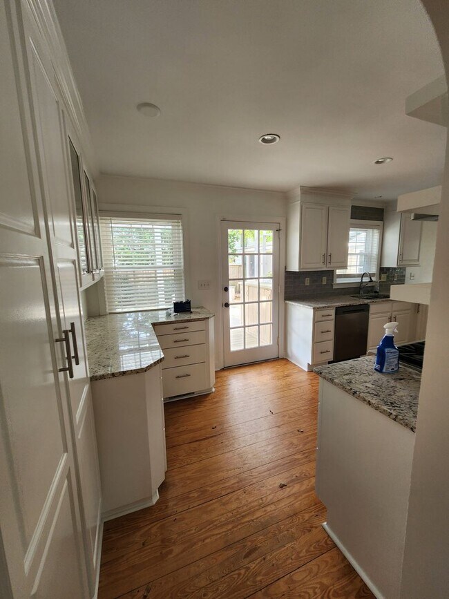 Building Photo - 4BD/3BA PLUS LOFT AND DETACHED ADU Located...