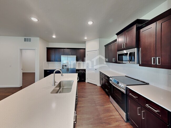 Foto del edificio - 1565 N Barkvine Ave