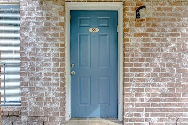 Building Photo - 3900 Woodchase Dr