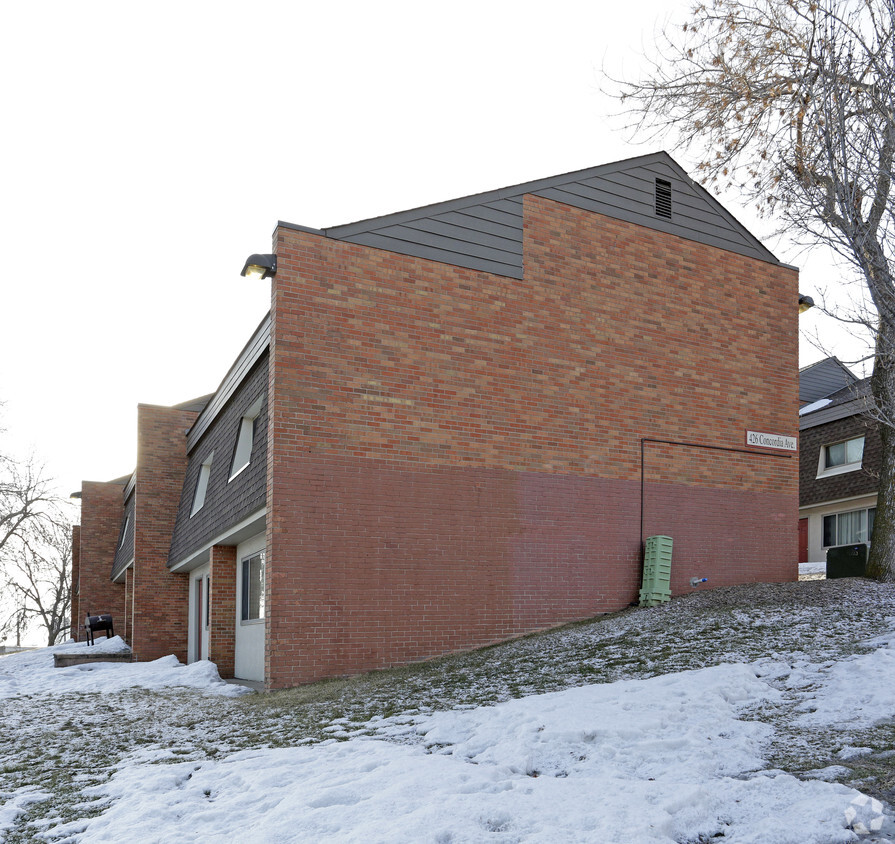 Foto del edificio - 390 Concordia Ave