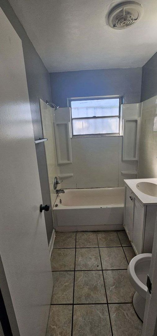 Building Photo - Central Lakeland Duplex