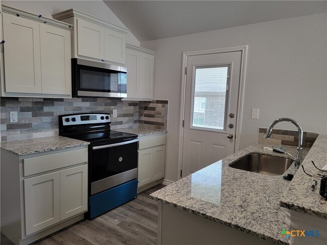 Building Photo - 122 Wind Ridge Dr