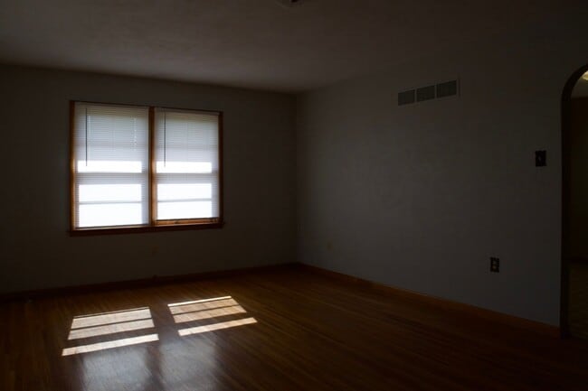Building Photo - 3 Bedroom House Next To Columbia Regional ...