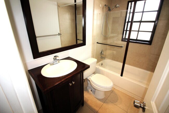 Building Photo - 4205 Oak Terrace Dr