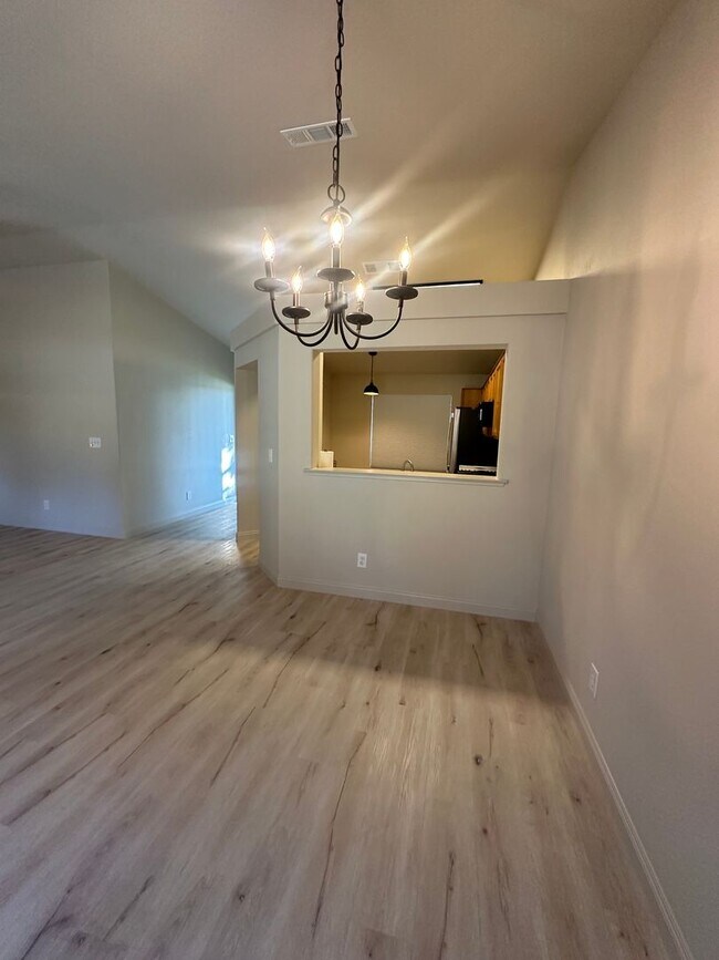 Foto del edificio - Remodeled 3 bedroom 2 bathroom home locate...