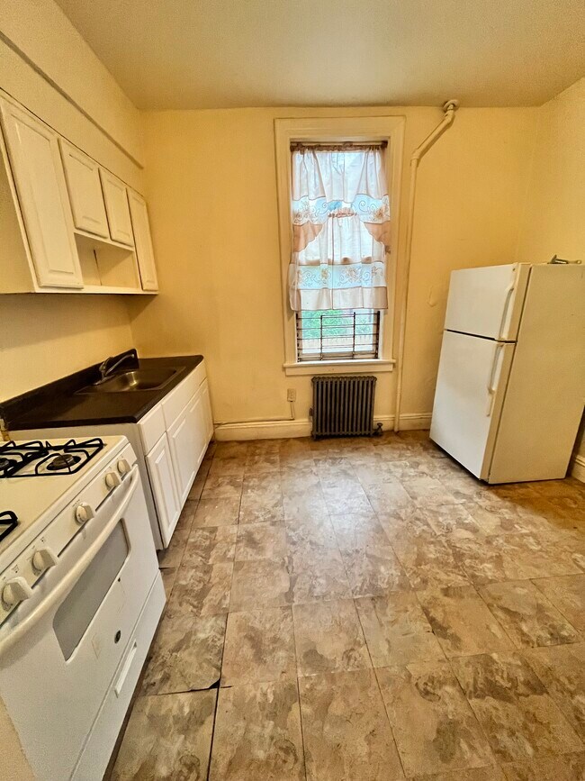 391 Forrest St 2 - 387 Forrest St