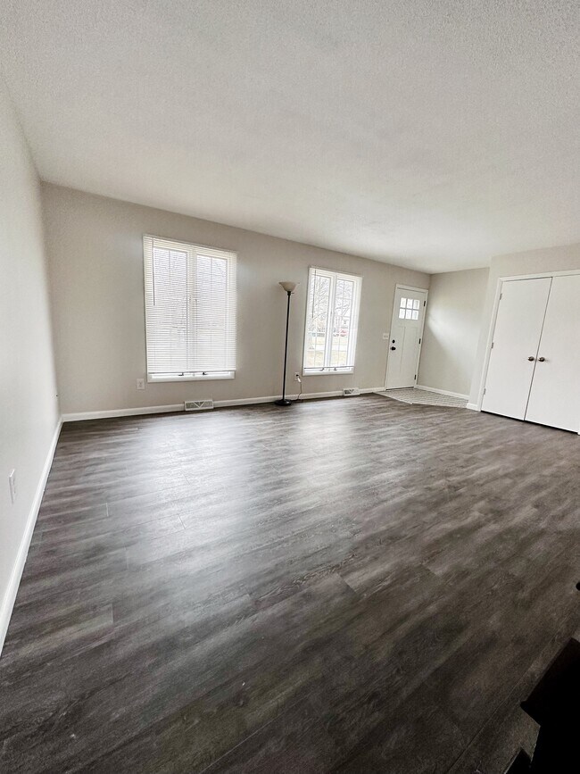 Foto del edificio - 5729 Cresthaven Ln