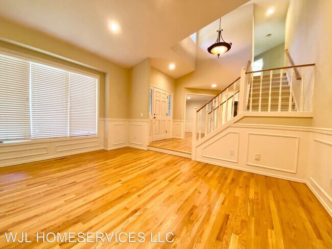 Building Photo - 4 br, 2.5 bath House - 12621 NE 66th Pl