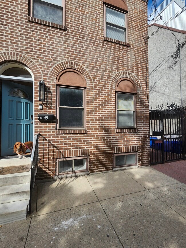 Building Photo - 733 Carpenter St