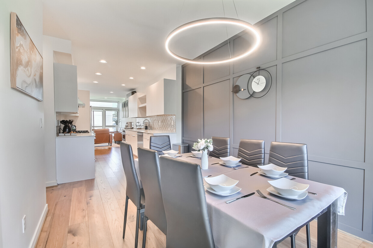 Comedor completamente amueblado - 3025 62nd Ave SW