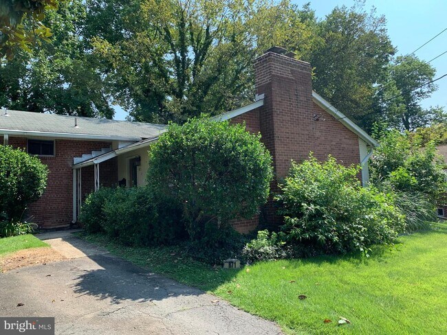 Building Photo - 871 N Jacksonville St