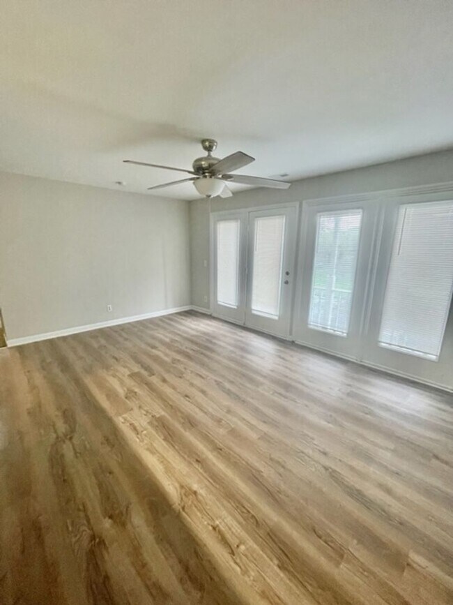 Foto del edificio - Must see this adorable 2 Bedroom, 2 bath condo on the 2nd floor in the RoseCroft community